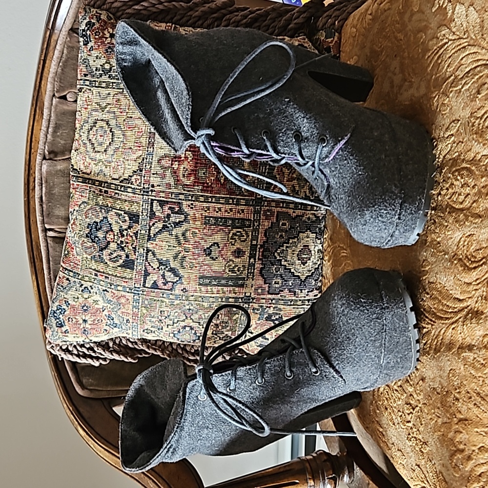 PRISTINE Sz 10 heeled Laceup boots heeled boots  DSW